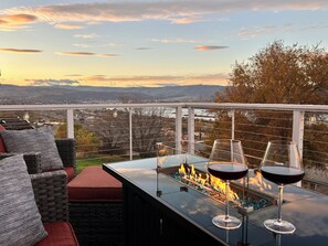 Property grounds - Panoramic ViewPad: river, deck with fire pit, game room, 5mins to town! Pets ok! (The Dalles)