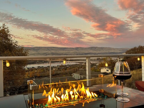 Panoramic ViewPad: river, deck with fire pit, game room, 5mins to town! Pets ok!