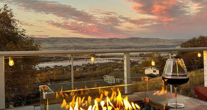 Panoramic ViewPad: river, deck with fire pit, game room, 5mins to town! Pets ok!