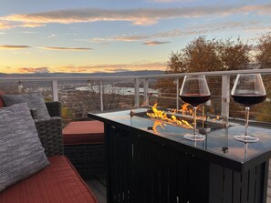 Property grounds - Panoramic ViewPad: river, deck with fire pit, game room, 5mins to town! Pets ok! (The Dalles)