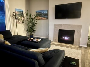 Smart TV, fireplace, foosball, table tennis - Panoramic ViewPad: river, deck with fire pit, game room, 5mins to town! Pets ok! (The Dalles)