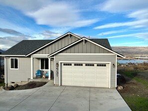 Exterior - Panoramic ViewPad: river, deck with fire pit, game room, 5mins to town! Pets ok! (The Dalles)