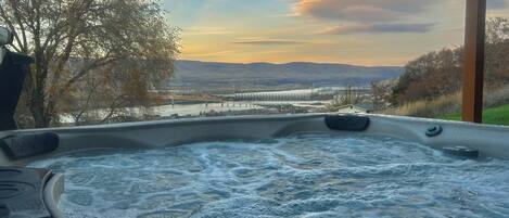 Banyera d'hidromassatge a l'aire lliure