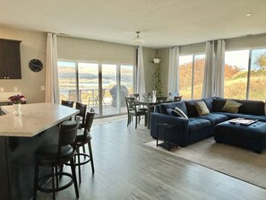 TV, fireplace - Panoramic ViewPad: river, deck with fire pit, game room, 5mins to town! Pets ok! (The Dalles)