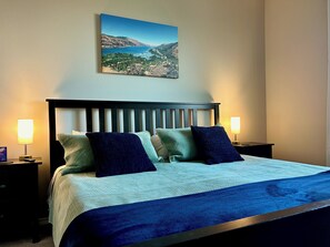 3 bedrooms, iron/ironing board, WiFi, bed sheets - Panoramic ViewPad: river, deck with fire pit, game room, 5mins to town! Pets ok! (The Dalles)