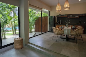 Departamento, 1 cama King size y sofá cama, patio, vista a la alberca | Área de sala de estar | Smart TV de 50 pulgadas con canales digitales