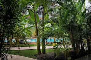Una piscina al aire libre, sillones reclinables de piscina
