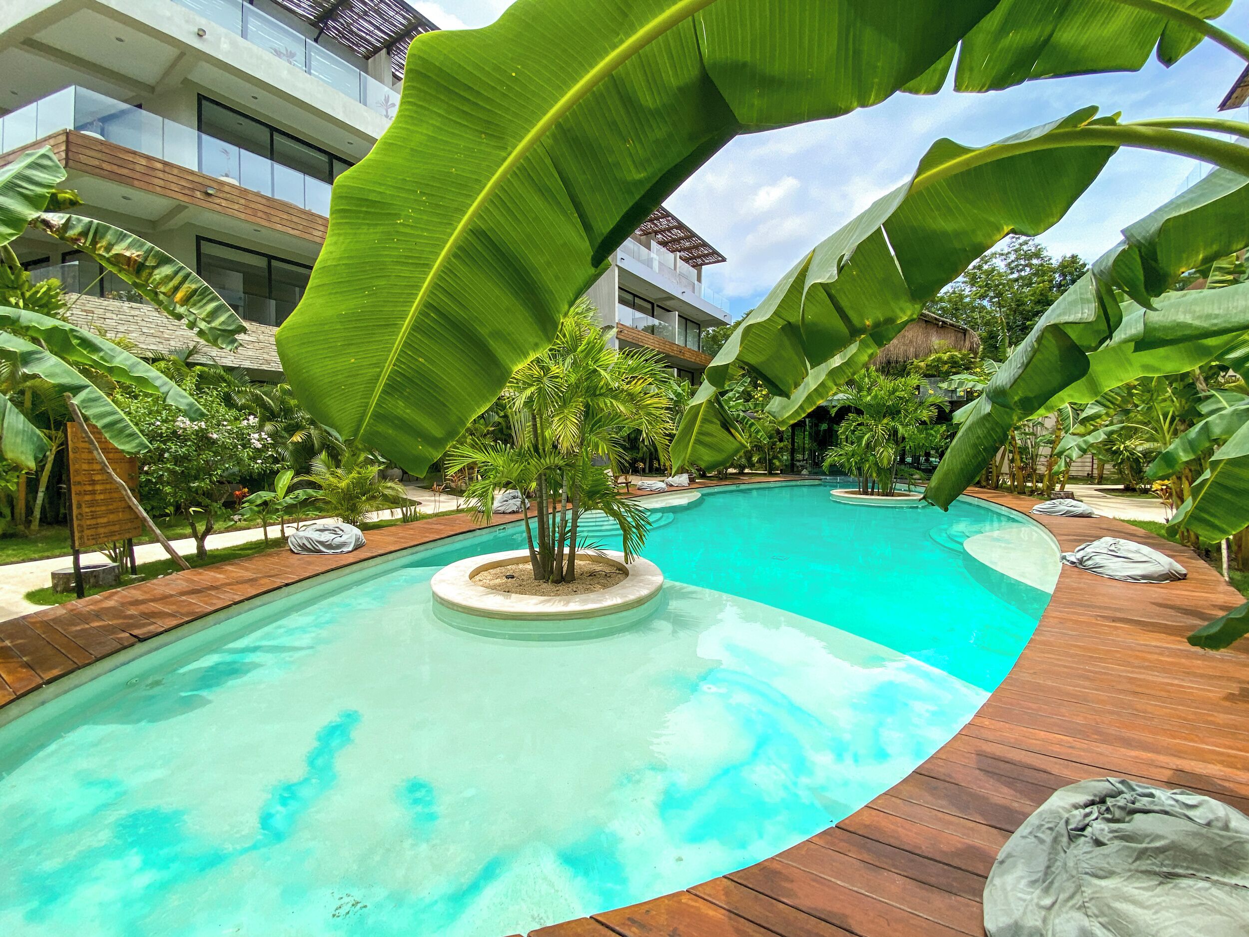 Una piscina al aire libre, tumbonas