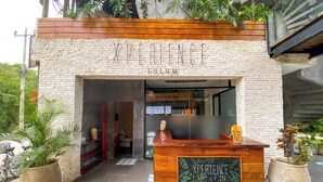 Una recepción con un cartel que dice "XPERIENCE TUM" y un mostrador de madera.