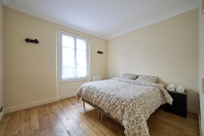 Iron/ironing board, WiFi, bed sheets
