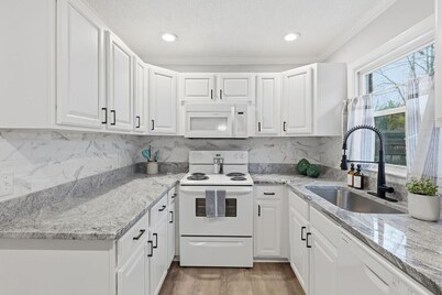 She`s a Brick. House. Walkable Matthews NC. Pet Friendly!