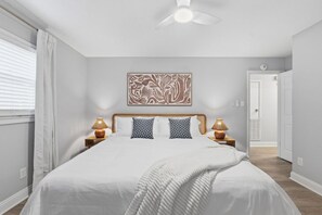 Escritorio, tabla de planchar con plancha, wifi y ropa de cama 