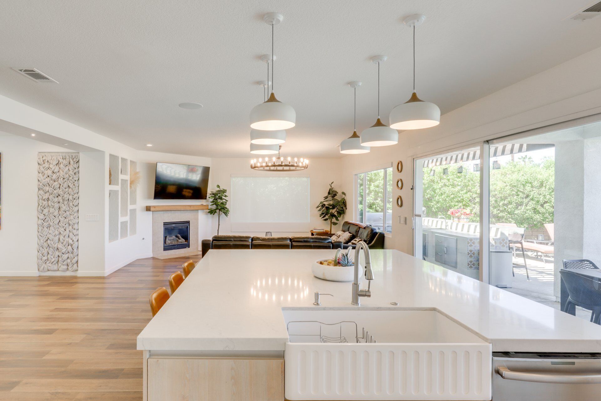 Mikrobølgeovn, ovn, kokeplater og oppvaskmaskin