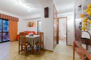 Dining - Next to Lisbon 100m from Beaches & Surf (Costa da Caparica)