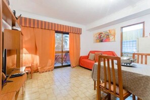 TV - Next to Lisbon 100m from Beaches & Surf (Costa da Caparica)