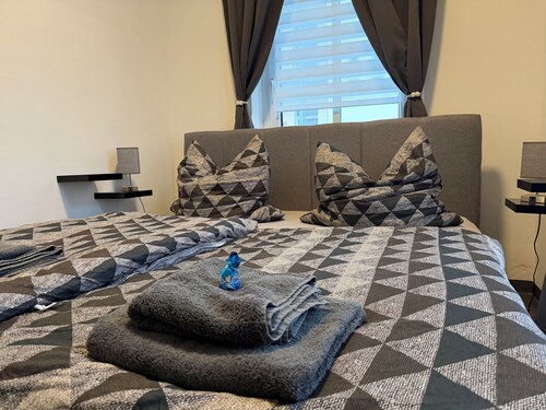 Top1 Ferienwohnung mit Fitnessstudio
Im Hinterhaus mit innen Hof und viele Ruhe
