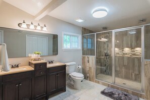Shower, hair dryer, towels, soap - CentralSA 4-bed 3-full bath house w/private heated-pool (San Antonio)