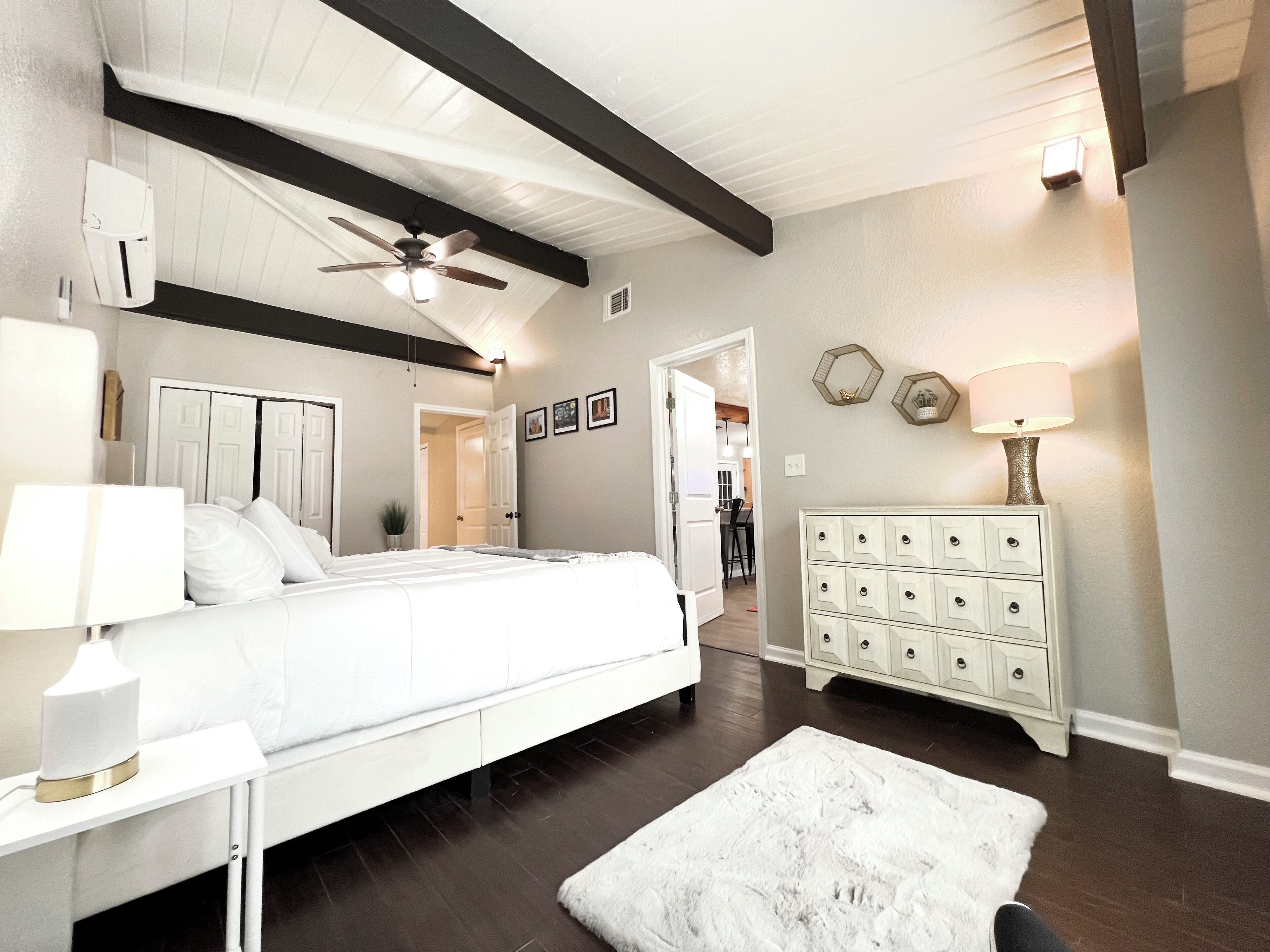 Iron/ironing board, WiFi, bed sheets