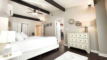 4 chambres, bureau, fer et planche à repasser, lit parapluie