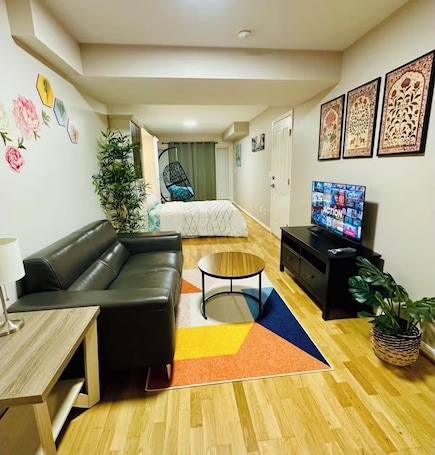 Iron/ironing board, WiFi, bed sheets. Private Studio: Separate Entry, Washroom & Living Room