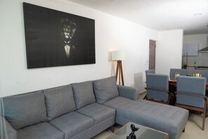 Departamento Deluxe, balcón | Área de sala de estar