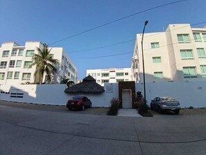 Vista frontal de la propiedad