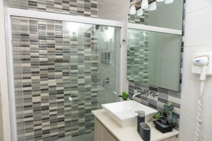 Appartement Deluxe, balcon | Salle de bain