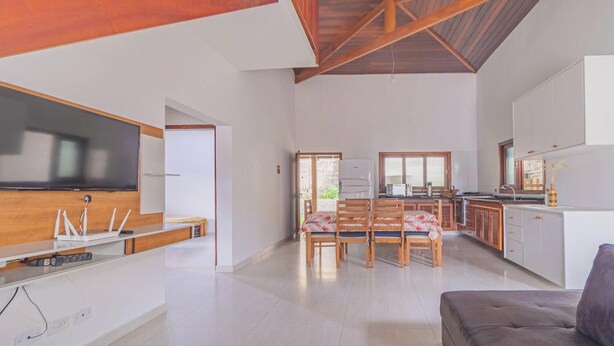 TV - Casa em Ubatuba com churrasqueira e varanda ampla (Ubatuba)