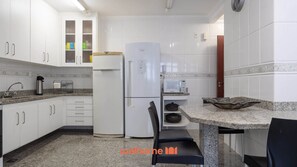 Fridge, microwave, oven, stovetop - Apto em Cabo Frio em Frente a Praia com Varanda (Cabo Frio)