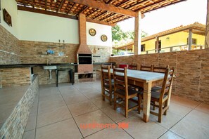 Outdoor dining - Sitio em Aracariguama com Piscina e Churrasqueira (Araçariguama)