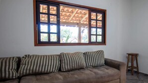 TV - Sitio em Aracariguama com Piscina e Churrasqueira (Araçariguama)