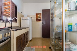 Fridge, oven, stovetop, coffee/tea maker