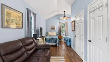 Familiehytte, 2 dobbeltsenger, ikke-røyk | Oppholdsområde | En 40-tommers Flatskjerm-TV med digitale kanaler