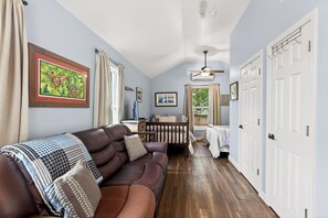 Kingfish Cottage | Living area - Gil's Bayou Cabins (Ocean Springs)