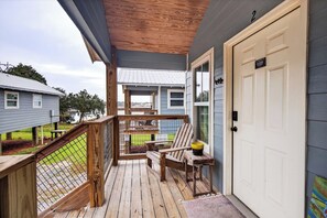 Kingfish Cottage | Property grounds - Gil's Bayou Cabins (Ocean Springs)