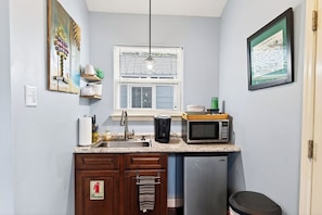 Familjestuga - 2 dubbelsängar - icke-rökare | Eget kök | Minikylskåp, mikrovågsugn, kaffe- och tebryggare och grytor/köksredskap