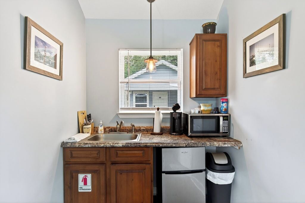 Bayou Cottage | Private kitchen | Mini-fridge, microwave, coffee/tea maker, cookware/dishes/utensils