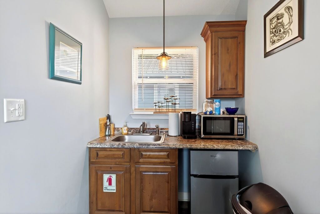 Cabaña Confort, 1 cama Queen size, para no fumadores, aire acondicionado | Cocina privada | Frigobar, microondas, cafetera y tetera y utensilios de cocina 