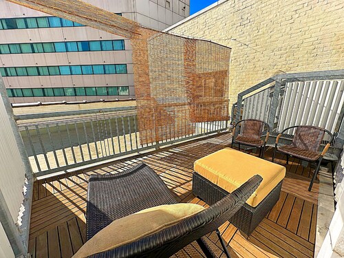 Cozy 2bedroom  2 bathroom penthouse w/balcony located in the heart of Indy