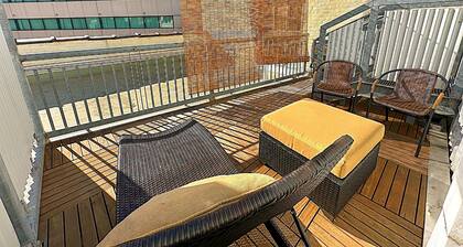 Cozy 2bedroom 2 bathroom penthouse w/balcony located in the heart of Indy