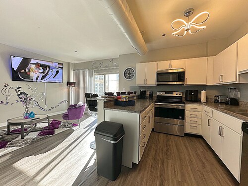 Cozy 2bedroom  2 bathroom penthouse w/balcony located in the heart of Indy