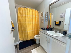 SĂšche-cheveux, serviettes fournies, savon, papier toilette
