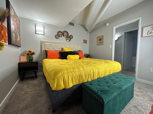 Cozy 2bedroom  2 bathroom penthouse w/balcony located in the heart of Indy