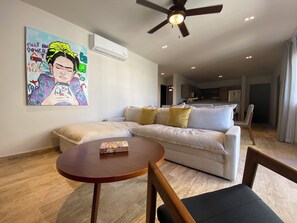 Căn hộ Superior | Phòng khách | Smart TV 