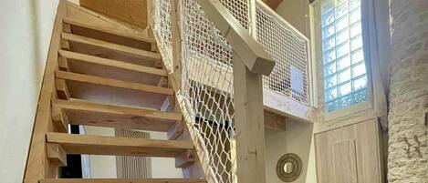 Téléviseur connecté, livres, sélection de musique