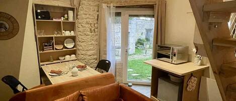 Smart TV, libros y biblioteca musical