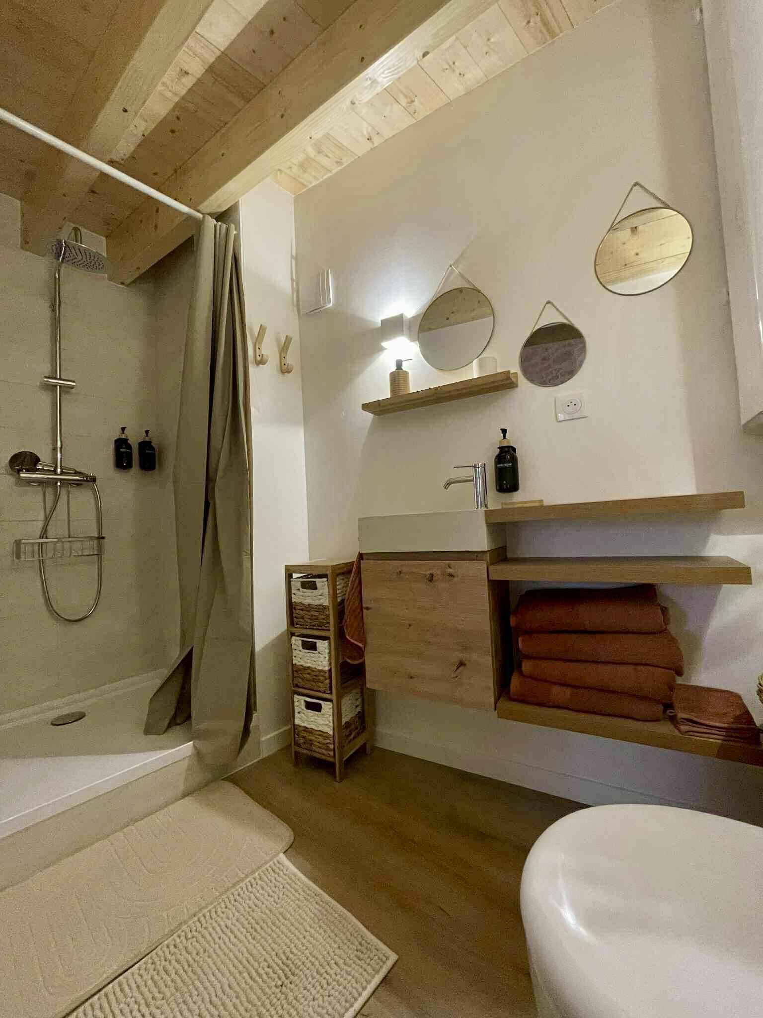 Een douche, een haardroger, handdoeken, zeep