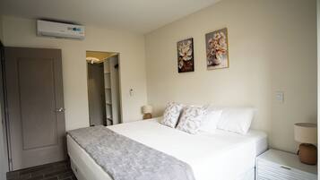 Tabla de planchar con plancha, internet y ropa de cama