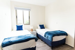 Tabla de planchar con plancha, internet y ropa de cama 