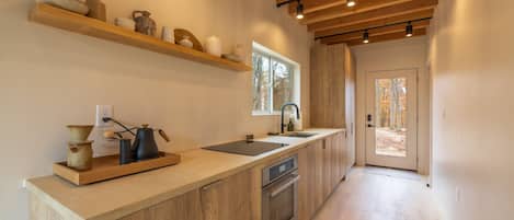 Coffee/tea maker, fridge, oven, stovetop